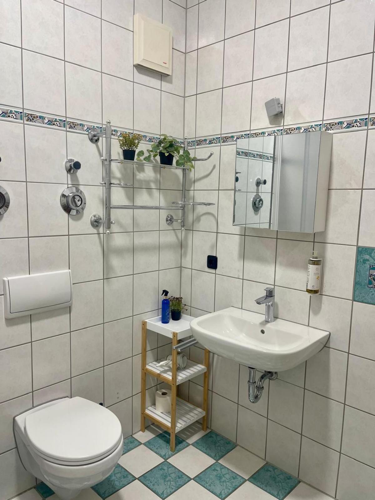 Raha Apartments - Modernes Studio-Apartment - Hbf - Gratis Parkplatz Erfurt Luaran gambar
